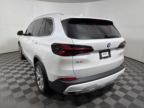 Mineral White Metallic 2024 BMW X5 xDrive40i