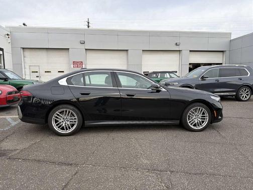 2025 BMW 530 i xDrive