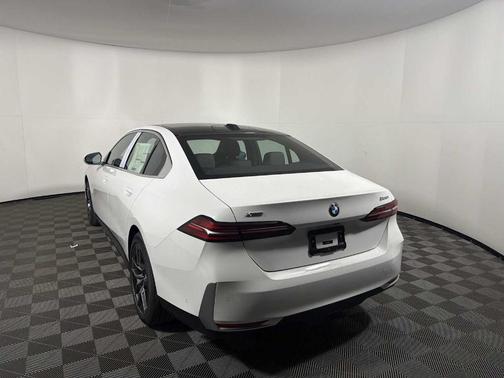 Alpine White 2026 BMW 530 i xDrive