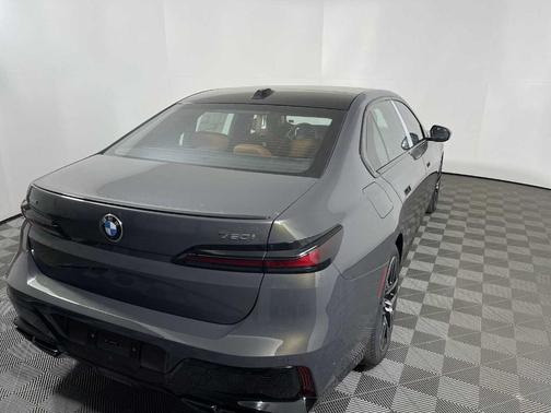 2025 BMW 760 760i xDrive