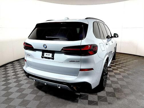Gray Metallic 2024 BMW X5 xDrive40i