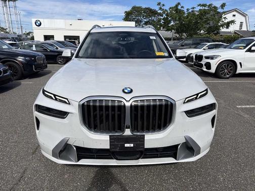 Mineral White Metallic 2024 BMW X7 xDrive40i