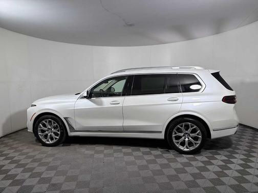 Mineral White Metallic 2024 BMW X7 xDrive40i
