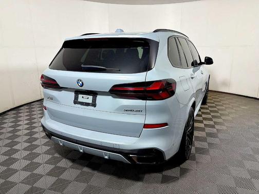 Gray Metallic 2024 BMW X5 xDrive40i