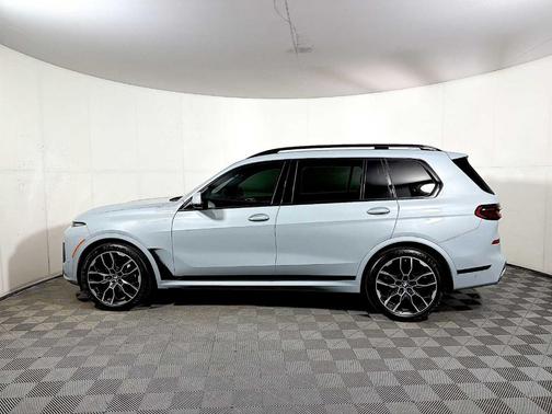Gray Metallic 2024 BMW X7 xDrive40i