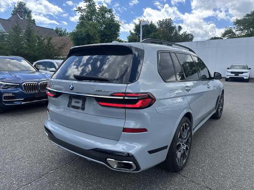 Gray Metallic 2024 BMW X7 xDrive40i