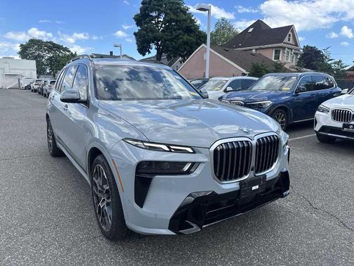 Gray Metallic 2024 BMW X7 xDrive40i