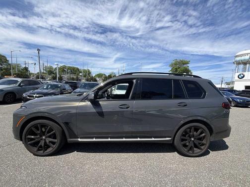 Gray Metallic 2024 BMW X7 xDrive40i