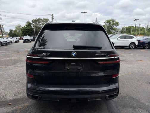 Black Sapphire Metallic 2023 BMW X7 xDrive40i