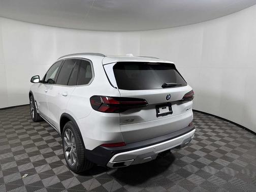 Mineral White Metallic 2026 BMW X5 xDrive40i