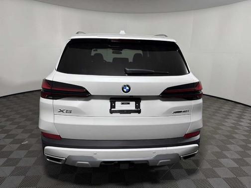 Mineral White Metallic 2026 BMW X5 xDrive40i