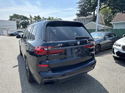 2022 BMW X7 M50i