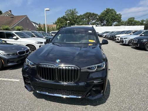 2022 BMW X7 M50i