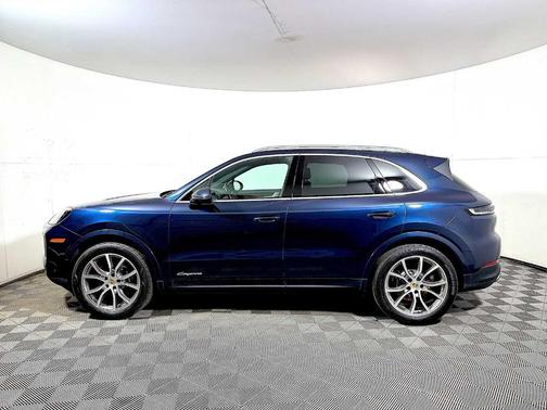 BL 2024 Porsche Cayenne Base