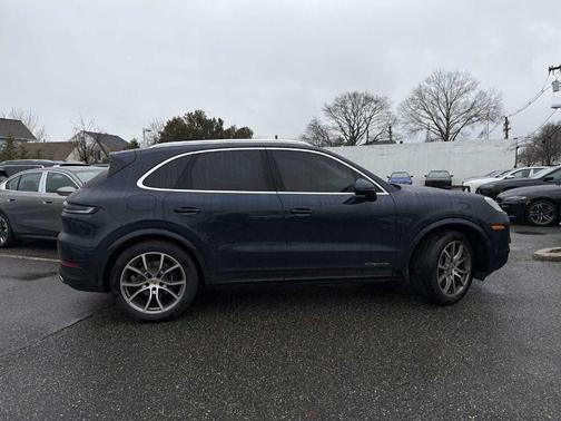 BL 2024 Porsche Cayenne Base