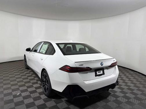 Alpine White 2026 BMW 530 i xDrive