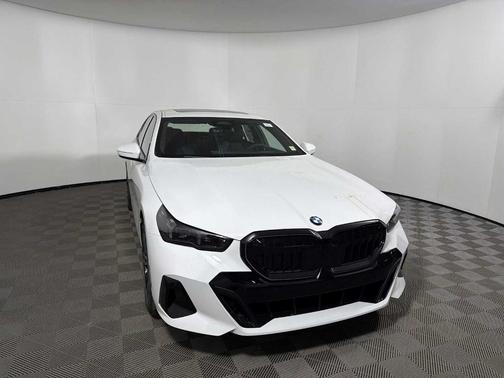 Alpine White 2026 BMW 530 i xDrive