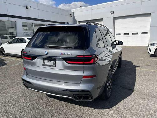 2025 BMW X7 M60i