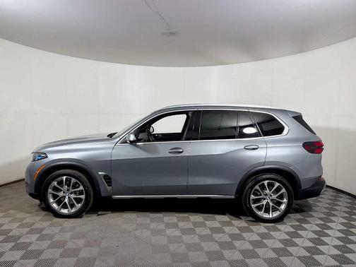 Gray Metallic 2025 BMW X5 xDrive40i