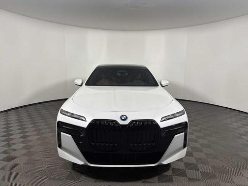 Mineral White Metallic 2026 BMW i7 XDrive60