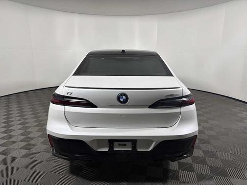Mineral White Metallic 2026 BMW i7 XDrive60