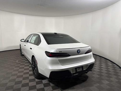 Mineral White Metallic 2026 BMW i7 XDrive60