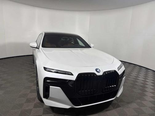 Mineral White Metallic 2026 BMW i7 XDrive60