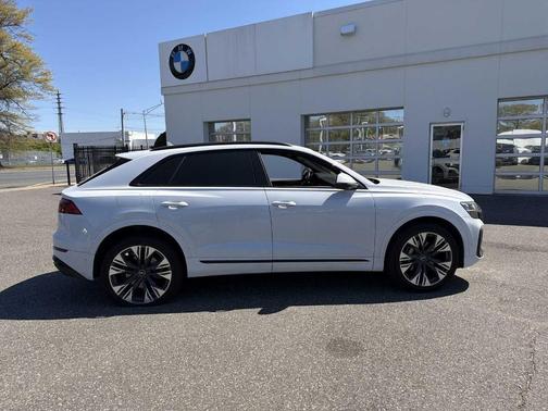 Glacier White Metallic 2025 Audi Q8 Premium Plus