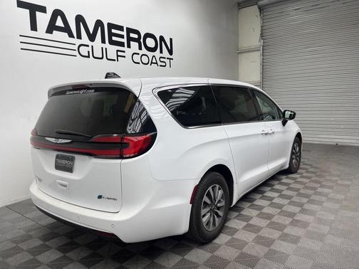 2024 Chrysler Pacifica Hybrid Select