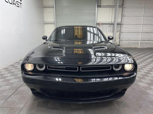 Pitch Black Clearcoat 2017 Dodge Challenger SXT