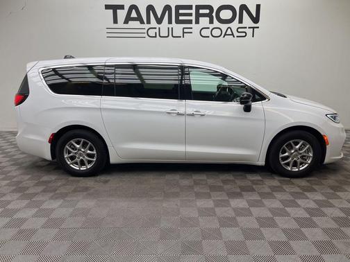 Bright White Clearcoat 2025 Chrysler Pacifica Select