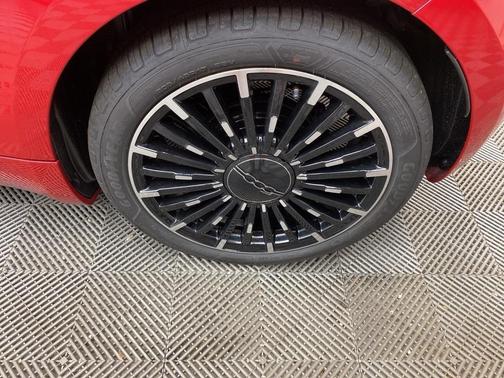 2024 FIAT 500e Base