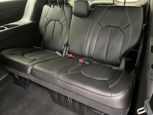 Bright White Clearcoat 2027 Chrysler Pacifica SELECT