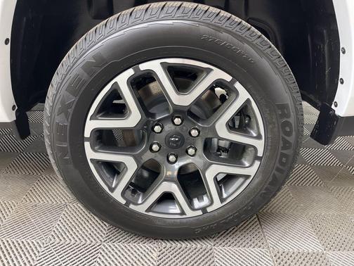 Bright White Clearcoat 2026 RAM 1500 Laramie