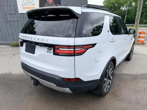 White 2018 Land Rover Discovery HSE Luxury