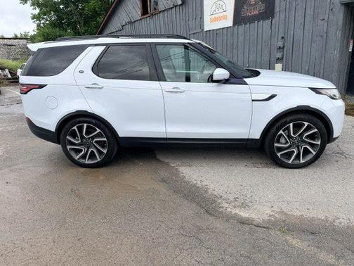 White 2018 Land Rover Discovery HSE Luxury