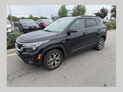 Cherry Black 2022 Kia Seltos EX