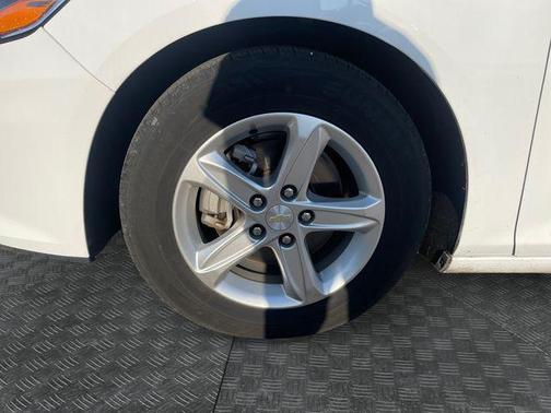 Summit White 2024 Chevrolet Malibu FWD 1LT
