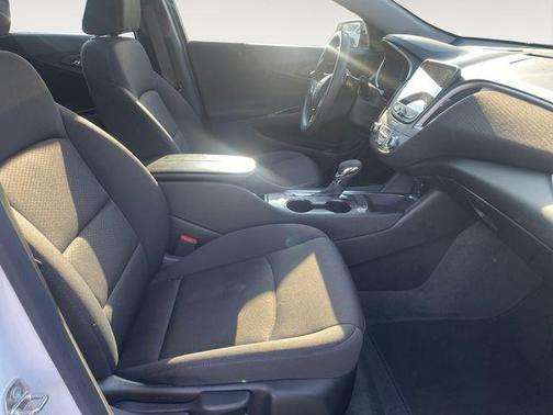 Summit White 2024 Chevrolet Malibu FWD 1LT