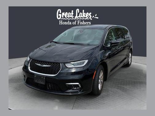 Brilliant Black Crystal Pearlcoat 2023 Chrysler Pacifica Touring L