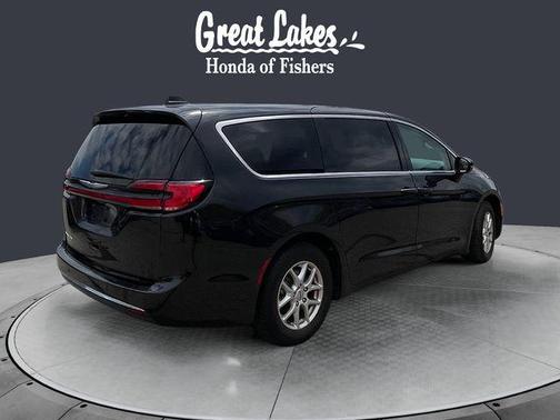 Brilliant Black Crystal Pearlcoat 2023 Chrysler Pacifica Touring L