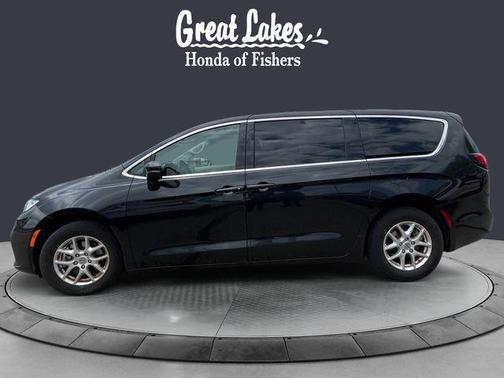 Brilliant Black Crystal Pearlcoat 2023 Chrysler Pacifica Touring L