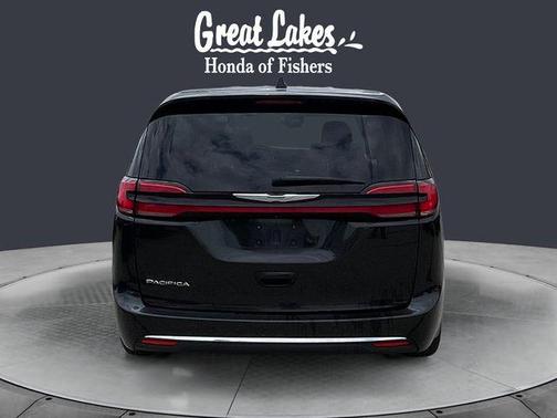 Brilliant Black Crystal Pearlcoat 2023 Chrysler Pacifica Touring L