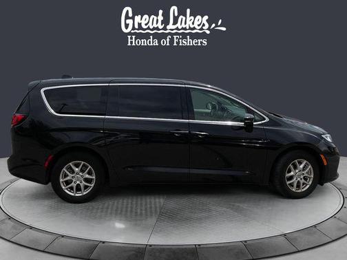 Brilliant Black Crystal Pearlcoat 2023 Chrysler Pacifica Touring L
