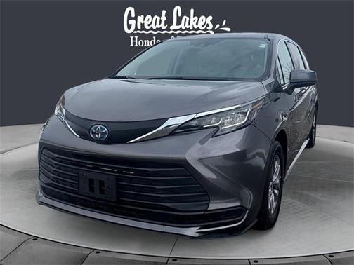 2022 Toyota Sienna LE