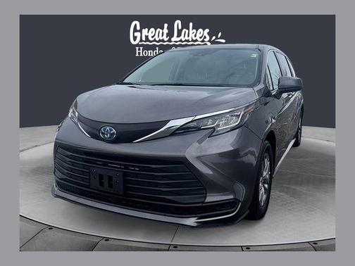 2022 Toyota Sienna LE