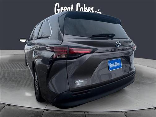 2022 Toyota Sienna LE