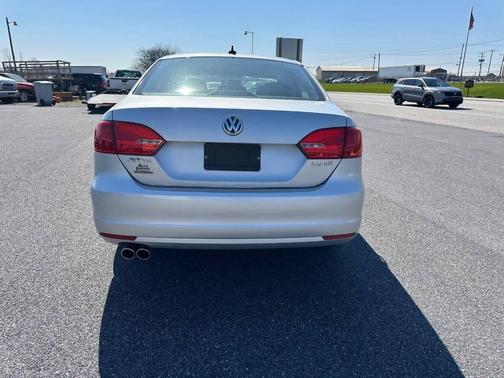 Reflex Silver Metallic 2011 Volkswagen Jetta SE