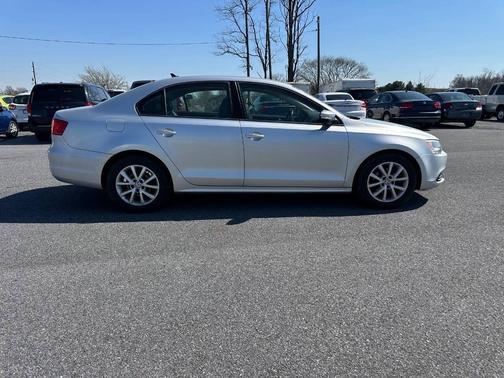 Reflex Silver Metallic 2011 Volkswagen Jetta SE
