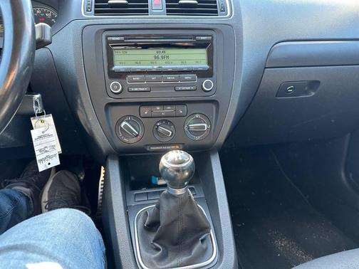 Reflex Silver Metallic 2011 Volkswagen Jetta SE